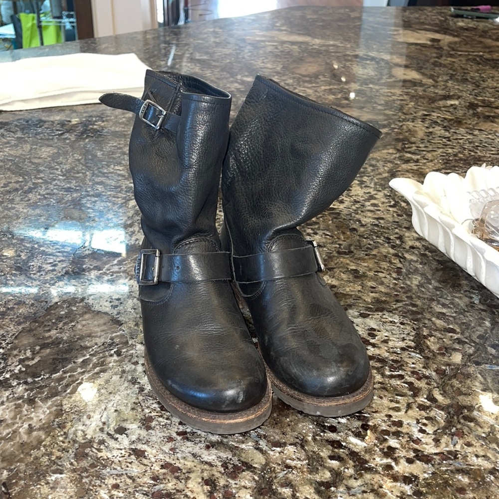 Very nice pair of Frye boots. Size 7 and very wearable. Very good quality shoe.